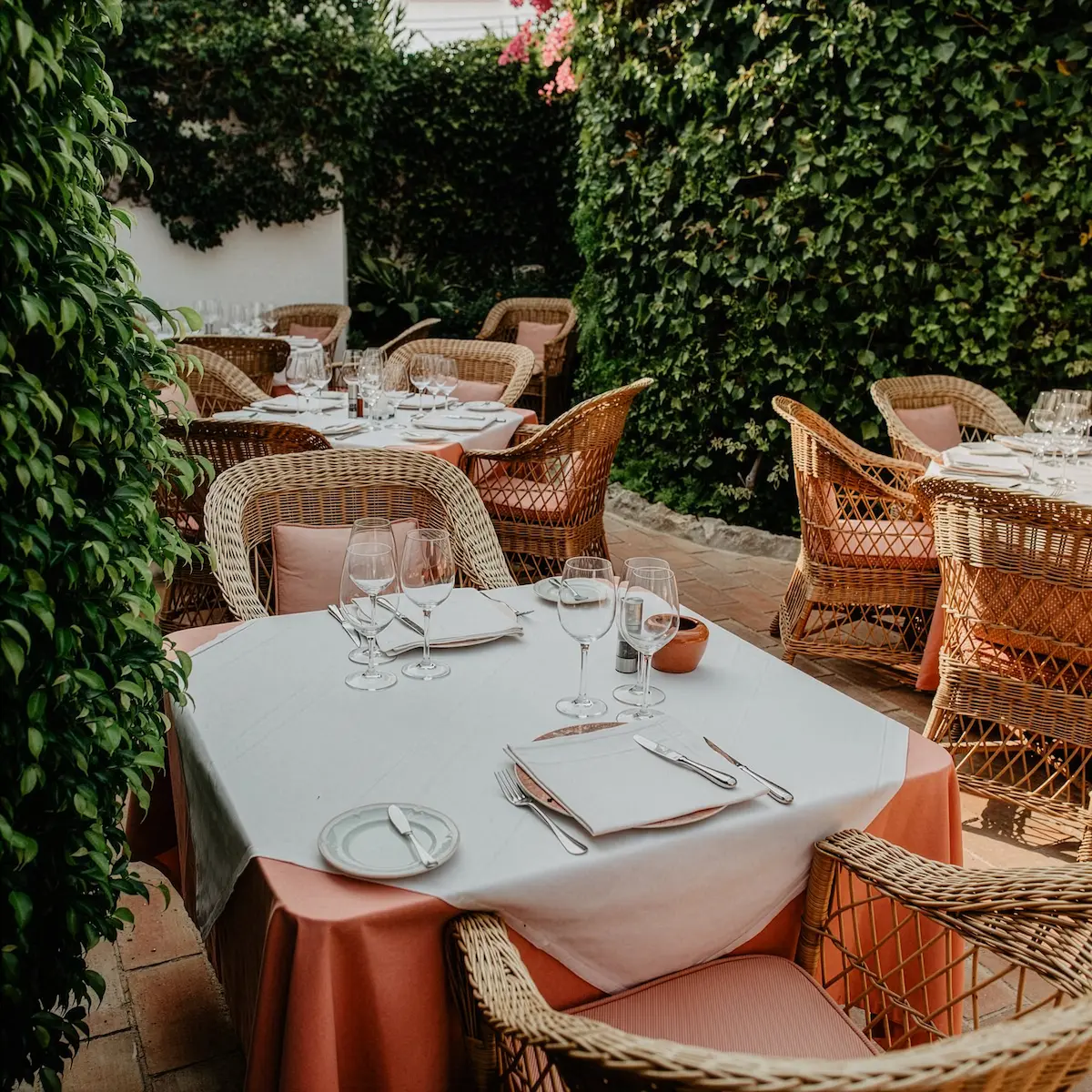 Pequeno Mundo romantic restaurant in Almancil Algarve located in a renovated farmhouse